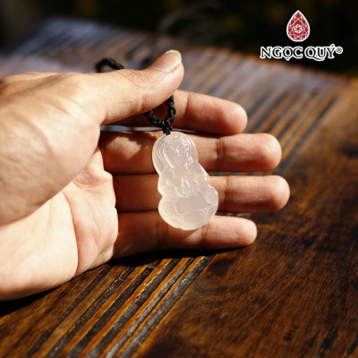 Mặt dây chuyền phật bà đá mã não trắng mệnh thủy, kim - Ngọc Quý Gemstones