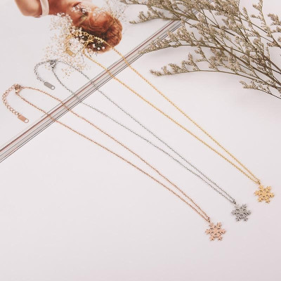 Dây chuyền nữ titan thời trang mặt hình hoa tuyết phun cát thép không gỉ trangsucpt có 3 màu DCNUT39