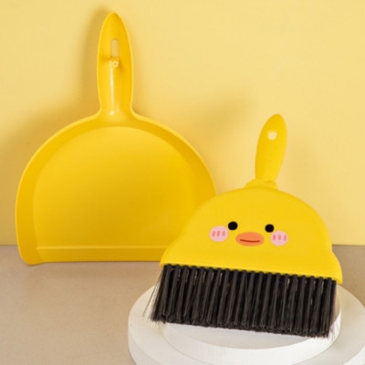 Bộ chổi quét bụi bàn thờ mini đa năng kèm ky hốt rác có lỗ treo lên ,lông chổi làm bằng sợi cước nhựa mềm , được kết dày giúp làm sạch bụi bẩn nhanh chóng ,dễ dàng gom bụi ở những khe nhỏ phù hợp cho mọi nơi trong nhà , vô cùng tiện lợi