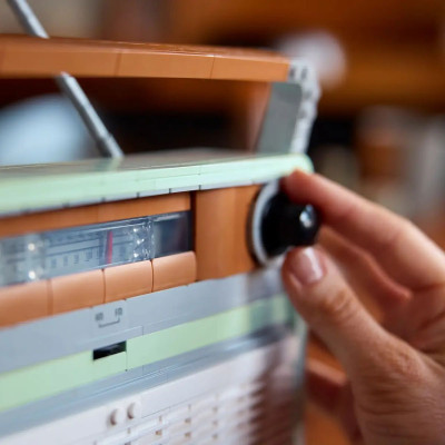 Đồ Chơi Lắp Ráp Đài Radio Cổ Điển LEGO ICONS 10334 (906 chi tiết)