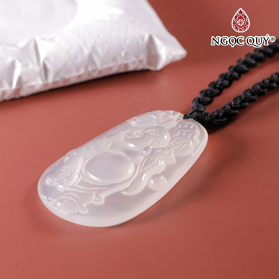 Mặt dây chuyền Phật Di Lặc mã não trắng mệnh thủy, kim - Ngọc Quý Gemstones