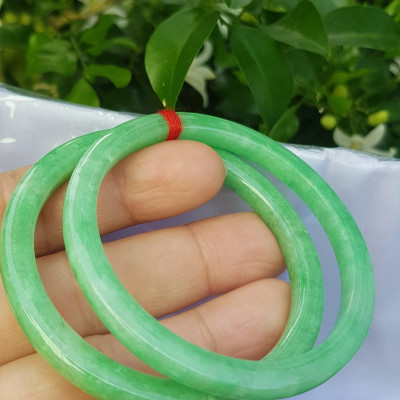 ️Cặp vòng tay đá ngọc cẩm thạch bản vuông V Đậu 50mm Size vòng 50mm x dầy 5mm x bản mỏng cao 5mm màu xanh lá ngọc đậu đều bóng đẹp Nữ Mệnh Mộc Hoả Thủy 49kg - 53kg đeo ạ