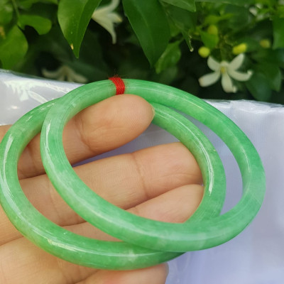 ️Cặp vòng tay đá ngọc cẩm thạch bản vuông V Đậu 50mm Size vòng 50mm x dầy 5mm x bản mỏng cao 5mm màu xanh lá ngọc đậu đều bóng đẹp Nữ Mệnh Mộc Hoả Thủy 49kg - 53kg đeo ạ