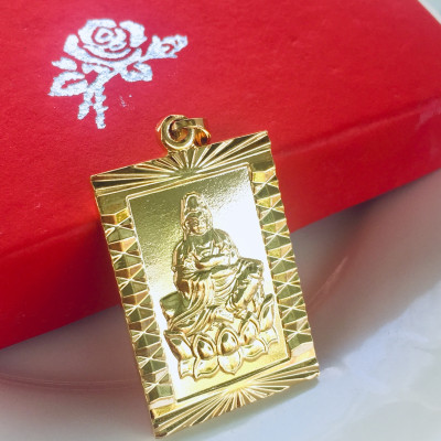 Set Mặt Dây Chuyền Mạ Vàng 18K Đúc Hình Mẹ Quan Âm, Kèm dây đeo da và hộp đựng trang sức.