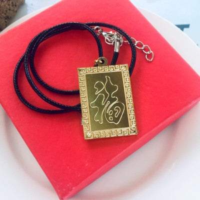 Set Mặt Dây Chuyền Mạ Vàng 18K Đúc Hình Mẹ Quan Âm, Kèm dây đeo da và hộp đựng trang sức.