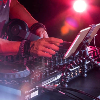 Đế kẹp máy tính bảng trên chân máy ảnh hiệu Joby - GripTight Mount PRO - JB01468-BWW - Hàng chính hãng