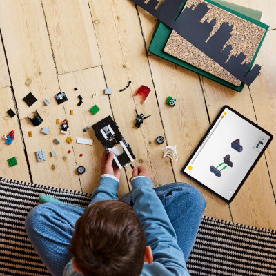 LEGO SUPERHEROES 76309 Đồ Chơi Lắp Ráp Người Nhện Chạm Trán Spider-Man vs. Xe Venom (254 Chi Tiết)