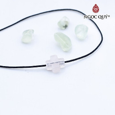 Mặt dây chuyền thánh giá xỏ ngang đá thạch anh hồng nhạt mệnh hỏa, thổ - Ngọc Quý Gemstones