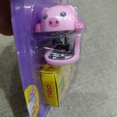 Bộ Bấm Kim + Kim 10 - Deli 0452 - Mẫu 2 - Hồng