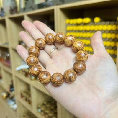 Vòng gỗ Nu huyết long - nu hoa - Size 18li loại VIP - nhiều tinh dầu, hút tài vận