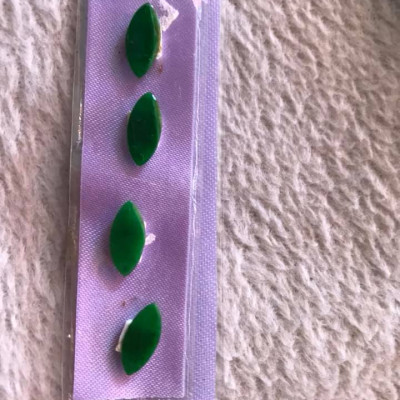 BỘ TRANG SỨC LẮC TAY HẠT DƯA NHỎ  MÀU XANH NGỌC TƯƠI ĐẸP Dài 12mm x đk 5,7mm  ĐÁ CẨM THẠCH TỰ NHIÊN bản mỏng NỮ LÀM LẮC Ạ