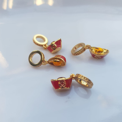 Phụ Kiện Charm Vòng Tay Nữ đẹp Hình Thỏi vàng đỏ mạ vàng kiểu đẹp Nữ đã có vòng tay hạt chuỗi , vòng tay kiểu thì charm thỏi vàng đỏ kiểu này vào đeo đẹp may mắn xinh lắm ạ