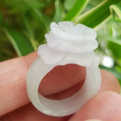 Nhẫn Nữ mới chạm Bông Hồng Nổi màu Trắng rất đẹp đá cẩm thạch tự nhiên Ni 18mm hợp mệnh kim mệnh thủy đeo tay xinh lắm ạ