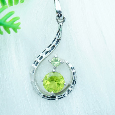 Mặt dây chuyền đá Peridot xanh lá tự nhiên 3cm