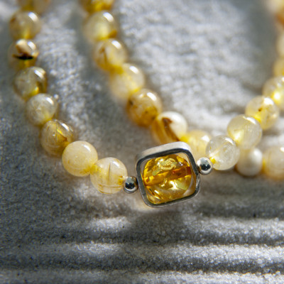 Vòng tay phong thủy Thạch anh tóc vàng mix hổ phách thiên nhiên mạng Thổ - Kim VT071