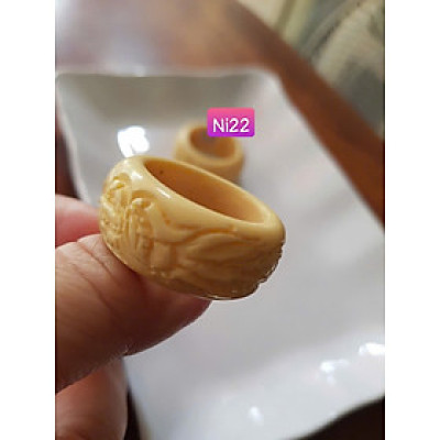 Chiếc Nhẫn Nam Giả Ngà hay Xương Mỹ Nghệ Bản Hẹ Chạm Rồng Ni 22mm Cao 14mm Dầy 5mm màu trắng Dành Cho Các Anh Nam đeo nhẫn ngón tay cái hay bất kỳ ngón tay nào ni lọt vừa tay là 22mm rẻ vẫn đẹp như thường ạ