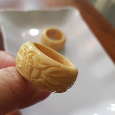 Chiếc Nhẫn Nam Giả Ngà hay Xương Mỹ Nghệ Bản Hẹ Chạm Rồng Ni 22mm Cao 14mm Dầy 5mm màu trắng Dành Cho Các Anh Nam đeo nhẫn ngón tay cái hay bất kỳ ngón tay nào ni lọt vừa tay là 22mm rẻ vẫn đẹp như thường ạ