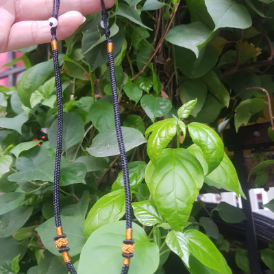 Sợi Dây ĐEN Đeo Cổ Mới Viền Họa Tiết màu Vàng 2 Bên dạng Rút đẹp  Size dây dầy 3mm x dài trồng cổ Anh Chị tự chỉnh theo ý 23cm - 30cm  Phối với mặt Phật, mặt dây chuyền nam nữ đeo được hết ạ