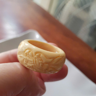Chiếc Nhẫn Nam Giả Ngà hay Xương Mỹ Nghệ Bản Hẹ Chạm Rồng Ni 22mm Cao 14mm Dầy 5mm màu trắng Dành Cho Các Anh Nam đeo nhẫn ngón tay cái hay bất kỳ ngón tay nào ni lọt vừa tay là 22mm rẻ vẫn đẹp như thường ạ