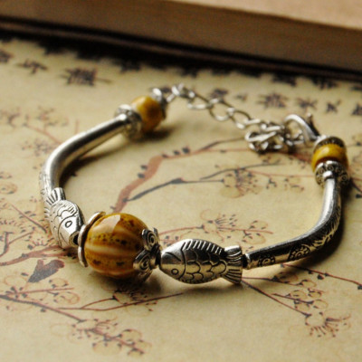Vòng tay gốm charm phối song ngư VGOM60