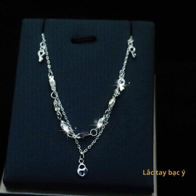 Lắc chân bạc Ý với thiết kế dạng chuỗi kép, điểm nổi bật là có nhiều mặt charm nhỏ rủ xuống, hình chiếc lá nhỏ được làm từ bạc trơn bóng. Các charm lá được phân bố đều trên chuỗi, phong cách cá tính, năng động - LM132.1