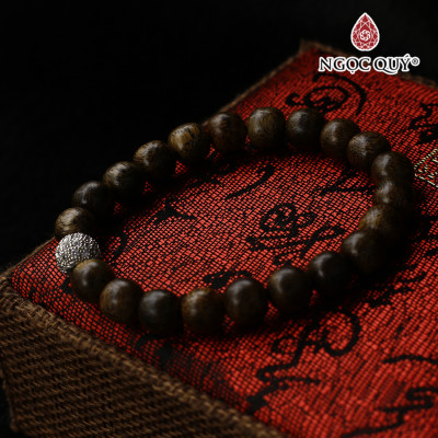 Vòng trầm tốc tròn 8mm phối charm tròn hợp kim đính đá - Ngọc Quý Gemstones