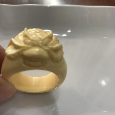 Nhẫn Nam Chạm Đầu Rồng Giả Ngà hay Xương Mỹ Nghệ màu trắng Ni to 24mm Cao 18mm Dầy 5mm Dành Cho Các Anh Nam đeo nhẫn ngón tay cái hay bất kỳ ngón tay nào ni lọt vừa tay là 24mm rẻ vẫn đẹp như thường ạ