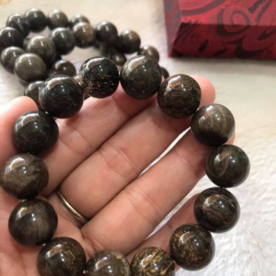 Vòng Gỗ Hóa Thạch Nam Đeo Tay Rất Đẹp Hiếm có hàng size 14mm  Vòng size 14ly gồm 14 hạt vào cung nam đeo được hết ạ Màu Nâu Đậm Vân Gỗ Tự Nhiên Nam đeo Đẹp Sang Tay tốt rẻ ạ
