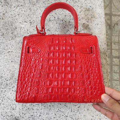 Túi xách da cá sấu có sử dụng khóa chìa!