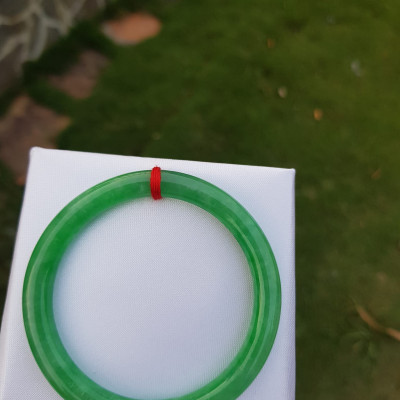 Vòng Đeo Tay Đá Cẩm Thạch Lý 52mm Size vòng 52mm x dầy 7mm màu xanh lá đẹp Nữ mệnh thủy mộc hỏa trên 50kg - 57kg đeo ạ