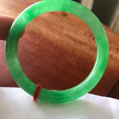 CHIẾC VÒNG ĐÁ CẨM THẠCH LÝ ĐẸP 50 XANH SÁNG TƯƠI BÓNG ĐẸP NỮ 48kg đến 56kg Đeo