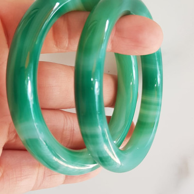 Vòng tay đá mã não xanh vân sọc trắng nhẹ mới Ni 53mm x cọng 9mm Vòng màu xanh ngọc đậm đều vân sọc đẹp ạ Nữ 52kg - 58kg đeo mệnh Mộc hỏa thủy ạ