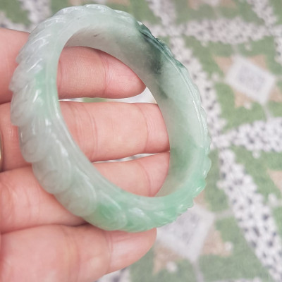 Vòng tay đá ngọc Cẩm Thạch dãy Đồng Tiền Tự nhiên Size 48mm x cao 13mm x dầy 7mm Màu trắng bóng ngọc ngà điểm xanh nhẹ đẹp may mắn tài lộc Nữ mệnh kim mệnh thủy tay nhỏ 35kg - 48kg đeo ạ