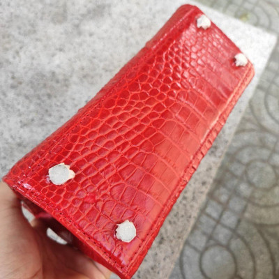 Túi xách da cá sấu có sử dụng khóa chìa!