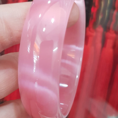 Vòng tay nữ đá mắt mèo Bản Hẹ Trắng mới Ni 60mm x Cao 18mm x Dầy 7mm Màu hồng tươi bóng sáng đẹp hợp Nữ mệnh hoả mệnh thổ Nữ 56kg - 65kg đeo ạ