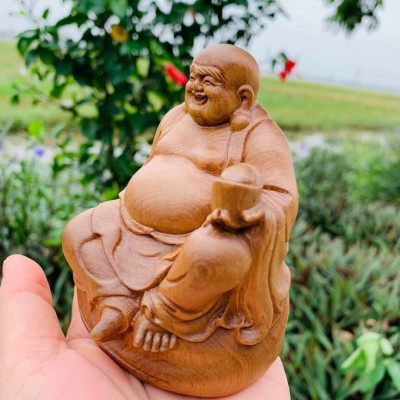 Tượng phật di lặc tay dâng tiền vàng bằng gỗ bách xanh thơm nức kt cao 10×8×6cm