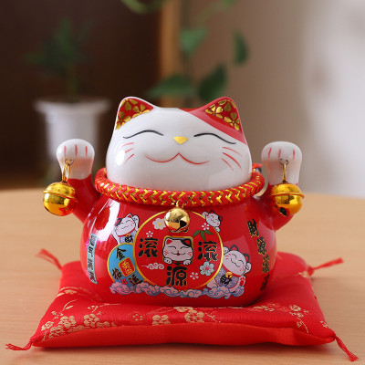 Mèo thần tài lục lạc , may mắn thu hút tài lộc , có khe để tiền , kèm đệm lót xinh xắn  ,thu hút khách hàng , mang vận khí tốt lành , công việc kinh doanh thuận lợi  vạn sự hanh thông  xua tan vận đen ,đem nhiều may mắn đến cho gia chủ 