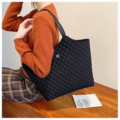 Túi xách to văn phòng  , kiểu dáng thanh lịch   , có nút đính kim loại , có thể kẹp nách hoặc đeo vai , đựng được nhiều đồ cá nhân , mỹ  phẩm vô cùng tiện lợi 