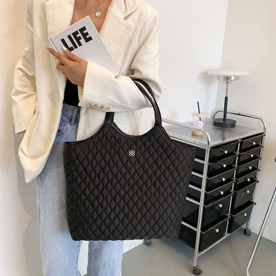 Túi xách to văn phòng  , kiểu dáng thanh lịch   , có nút đính kim loại , có thể kẹp nách hoặc đeo vai , đựng được nhiều đồ cá nhân , mỹ  phẩm vô cùng tiện lợi 