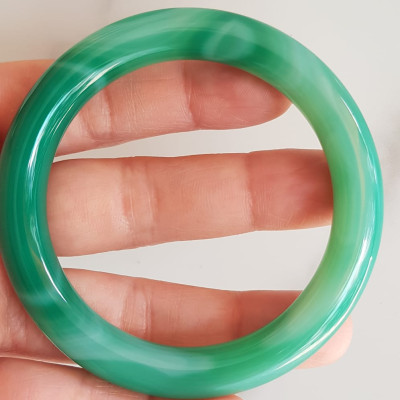 Vòng tay đá mã não xanh vân sọc trắng nhẹ mới Ni 53mm x cọng 9mm Vòng màu xanh ngọc đậm đều vân sọc đẹp ạ Nữ 52kg - 58kg đeo mệnh Mộc hỏa thủy ạ