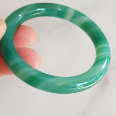 Vòng tay đá mã não xanh vân sọc trắng nhẹ mới Ni 53mm x cọng 9mm Vòng màu xanh ngọc đậm đều vân sọc đẹp ạ Nữ 52kg - 58kg đeo mệnh Mộc hỏa thủy ạ