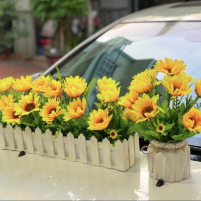 Hoa hướng dương, bình hoa cắm sẵn và chậu hàng rào hoa giả trang trí