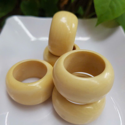 Nhẫn Nam Giả Ngà hay Xương Mỹ Nghệ màu trắng Ni 20mm Cao 16mm Dầy 5mm Dành Cho Các Anh Nam đeo nhẫn ngón tay cái hay bất kỳ ngón tay nào ni lọt vừa tay là 20mm rẻ vẫn đẹp như thường ạ