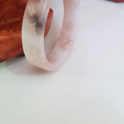 Vòng tay Nữ Mã Não Bản Vuông trắng bông hoa vân Ni 54mm x cao 13mm x dầy 6mm Nữ mệnh Kim mệnh Thủy 52kg - 55kg đeo đẹp xinh tay lắm ạ