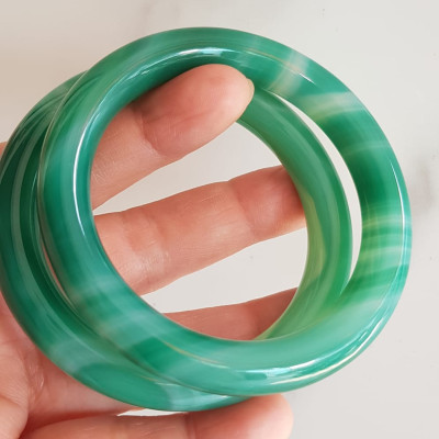 Vòng tay đá mã não xanh vân sọc trắng nhẹ mới Ni 53mm x cọng 9mm Vòng màu xanh ngọc đậm đều vân sọc đẹp ạ Nữ 52kg - 58kg đeo mệnh Mộc hỏa thủy ạ