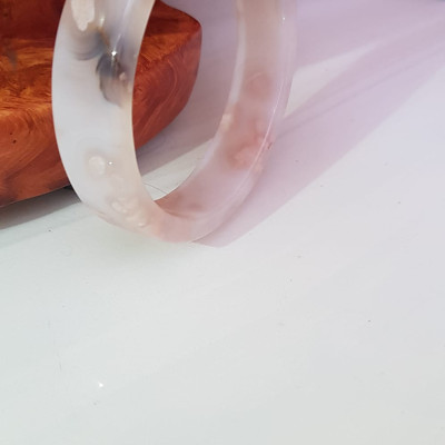 Vòng tay Nữ Mã Não Bản Vuông trắng bông hoa vân Ni 54mm x cao 13mm x dầy 6mm Nữ mệnh Kim mệnh Thủy 52kg - 55kg đeo đẹp xinh tay lắm ạ