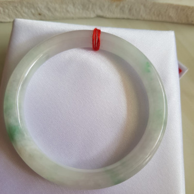 Vòng đeo tay Nữ đá cẩm thạch tự nhiên T Lý Size 49mm x cọng 7mm Màu trắng sáng bóng xanh lý 3 chỗ đều quanh vòng rất đẹp Nữ cân Nặng 40kg-49kg đeo đẹp ạ