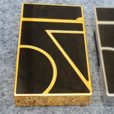 Vỏ Hột Quẹt Bật Lửa Upon Super Cao Cấp D210V Họa Tiết Sơn Mài Khắc Hình Khối Màu Vàng - Dùng Gas Đá Cao Cấp