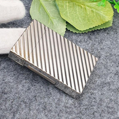 Vỏ Hột Quẹt Bật Lửa Upon D150T Họa Tiết Kẻ Chéo Chữ D Sang Trọng - Dùng Gas Đá Cao Cấp