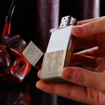 Vỏ Hột Quẹt Bật Lửa Xăng Đá Zorro Z9864A Họa Tiết Quan Công - Dùng Xăng Bấc Đá Cao Cấp